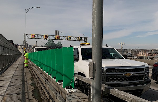 Mobilité active | Pont Jacques-Cartier : installation d’une clôture anti-éblouissement à quatre endroits sur la piste multifonctionnelle.