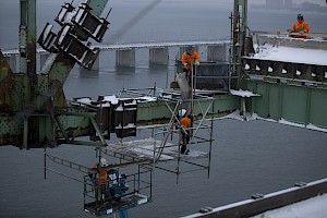 A vertiginous operation for specialized scaffolders, who must remove the access platforms after the steelworkers cut apart the components.